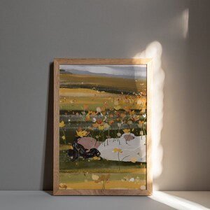 K&ouml;nnte beinhalten: Ein gerahmtes Gem&auml;lde, das eine Person zeigt, die in einem Feld mit gelben Blumen liegt. Die Person tr&auml;gt ein wei&szlig;es Kleid und hat lange schwarze Haare. Der Hintergrund ist eine gr&uuml;ne und braune Landschaft.