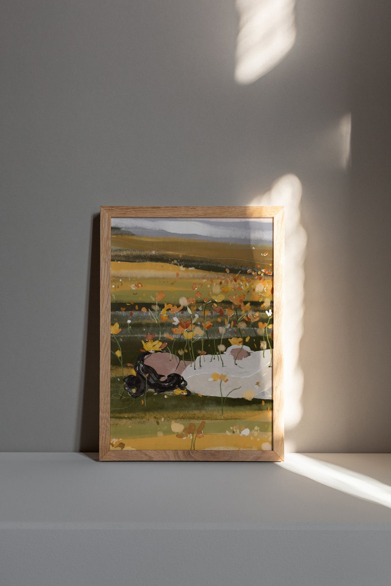 K&ouml;nnte beinhalten: Ein gerahmtes Gem&auml;lde, das eine Person zeigt, die in einem Feld mit gelben Blumen liegt. Die Person tr&auml;gt ein wei&szlig;es Kleid und hat lange schwarze Haare. Der Hintergrund ist eine gr&uuml;ne und braune Landschaft.