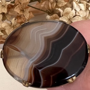 Antique Victorian Scottish Banded Agate Gold Metal Oval Brooch.