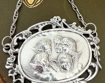 Antike Halskette mit Engelsplakette aus Sterlingsilber. Punziert mit 1900. 61 cm (24 Zoll).