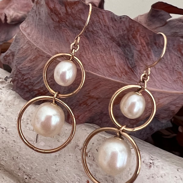 Vintage 14Ct Gold Cultured Pearl Dangle Earrings. Gold and Pearl Figure of Eight Drop Earrings.