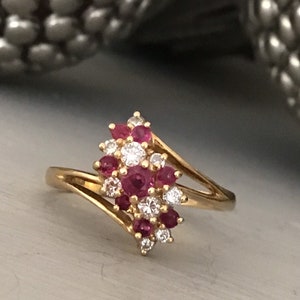 Anillo de racimo elegante de rubíes y diamantes de 18 quilates.