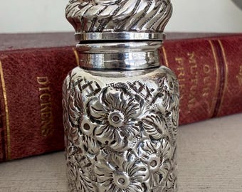 Frasco miniatura de perfume antiguo de plata esterlina con sales, de Charles May. Contrastado en 1890.