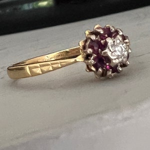 Anillo vintage de oro de 18 quilates con rubíes y diamantes en forma de racimo floral. Año 1976. Tallas P - 7 3/4