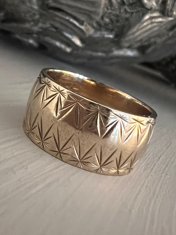 Vintage 9Ct Gold Wide Width Cigar Band Star Cut W… - image 1