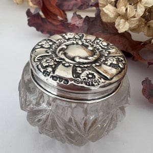 Pequeño tarro de tocador eduardiano de cristal tallado en plata de ley con tapa. Chester, 1906