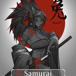 Puede incluir: Una ilustración en blanco y negro de una samurái femenina con acentos rojos. Lleva un top y pantalones negros y tiene una katana en la mano. El fondo es un círculo rojo con el carácter japonés para "conejo" escrito en negro.