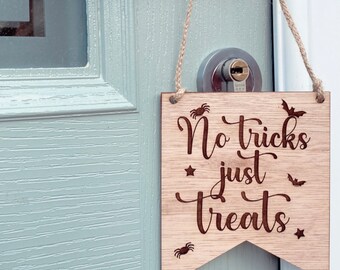 Trick or Treat Sign, Halloween Hanging 'Trick or Treat' Sign Decoration, Halloween Sign, Trick-or-treat Wooden Round Wall Hanging