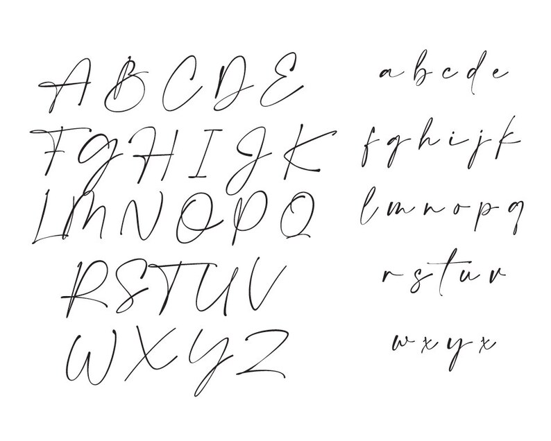 Puede incluir: Un alfabeto escrito a mano en tinta negra sobre un fondo blanco. Las letras est&aacute;n en may&uacute;sculas y min&uacute;sculas, con un estilo cursivo.