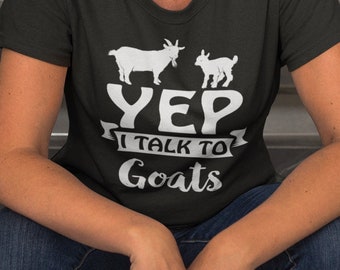 Könnte beinhalten: Eine Frau trägt ein schwarzes T-Shirt mit einer weißen Grafik von zwei Ziegen und dem Text "Yep I talk to Goats". Sie sitzt auf einer Treppe.