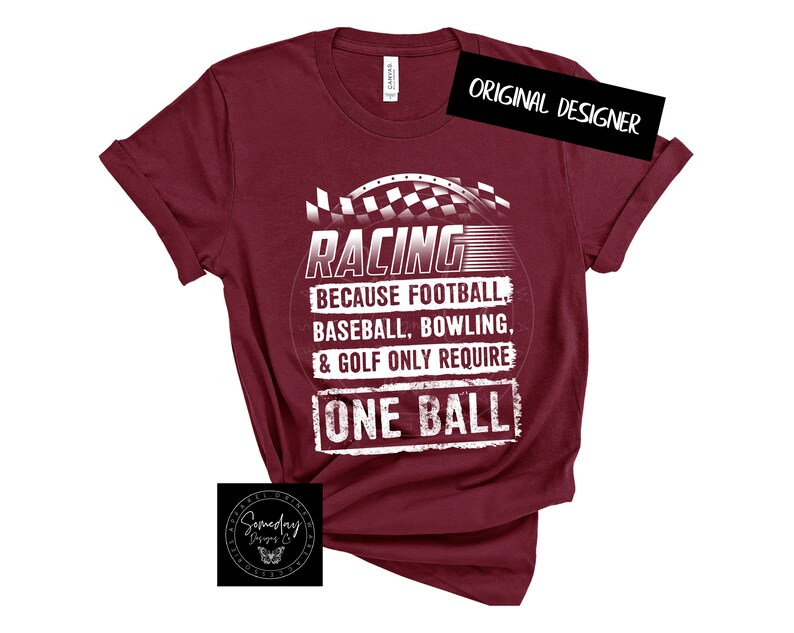 Op de afbeelding: Bordeauxkleurig T-shirt met een witte afbeelding met de tekst "RACING because FOOTBALL, BASEBALL, BOWLING, & GOLF only require ONE BALL".