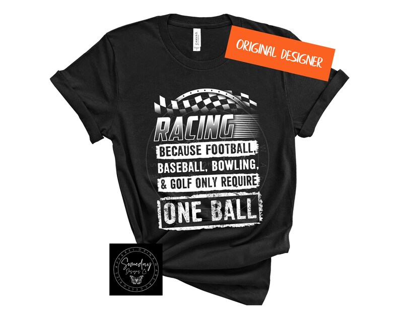 Op de afbeelding: Zwart T-shirt met een witte afbeelding waarop staat "RACING because football, baseball, bowling, & golf only require ONE BALL". De afbeelding bevat ook een geruit vlagontwerp.