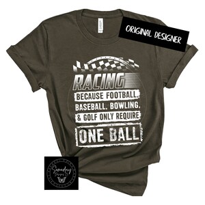 Op de afbeelding: Een donkergroen T-shirt met een witte afbeelding waarop staat "RACING BECAUSE FOOTBALL, BASEBALL, BOWLING, & GOLF ONLY REQUIRE ONE BALL".