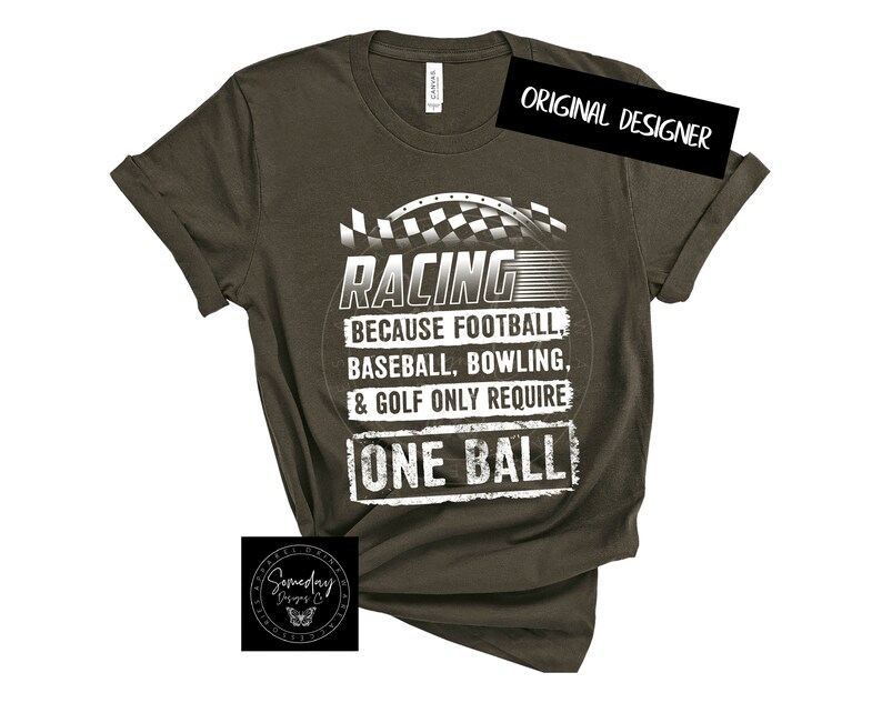 Op de afbeelding: Een donkergroen T-shirt met een witte afbeelding waarop staat "RACING BECAUSE FOOTBALL, BASEBALL, BOWLING, & GOLF ONLY REQUIRE ONE BALL".