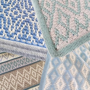 Puede incluir: Cuatro mantas de ganchillo diferentes con patrones geométricos en tonos de azul, blanco, gris y rosa. Las mantas están hechas con una variedad de puntos y texturas.