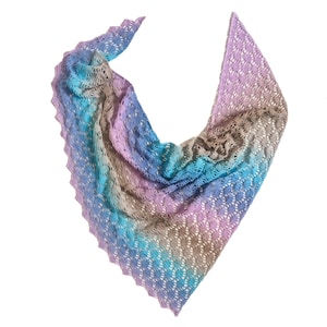 Op de afbeelding: Een handgemaakte, open geweven sjaal in een driehoekige vorm. De sjaal heeft een kleurovergang van blauw naar turquoise, paars en bruin. De randen hebben een geschulpte rand. De sjaal is gemaakt van een zacht, lichtgewicht materiaal.