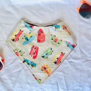 Letnia przyczepa Bandana Bib, Vintage car Baby Bib, ręcznie robiony prezent dla dziecka, prezent dla chłopca