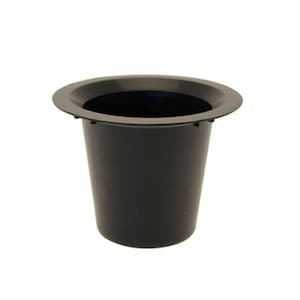 Puede incluir: Una maceta de pl&aacute;stico negra con un borde ancho y plano.