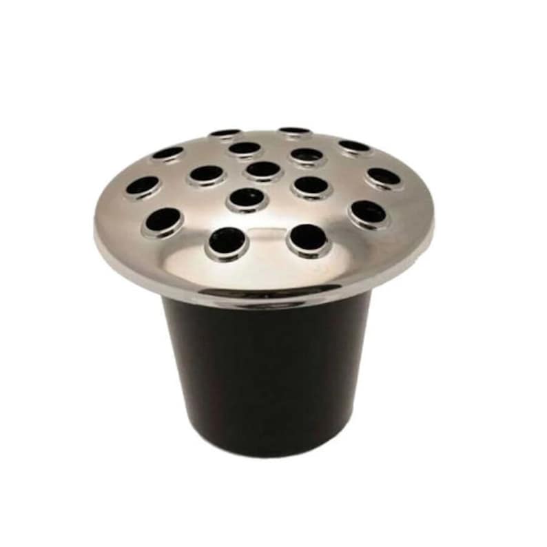 Puede incluir: Un jarr&oacute;n de flores de metal plateado con una base de pl&aacute;stico negro. El jarr&oacute;n tiene 16 peque&ntilde;os agujeros en la parte superior para sostener flores.