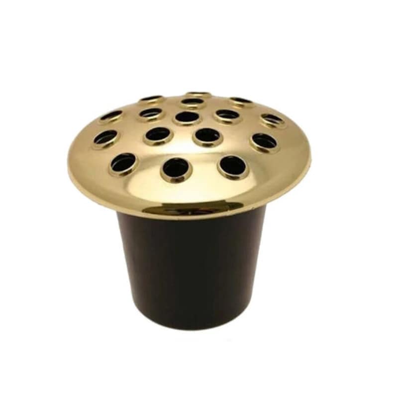 Puede incluir: Un jarr&oacute;n de flores de metal dorado con una base de pl&aacute;stico negro. El jarr&oacute;n tiene una parte superior redonda con m&uacute;ltiples agujeros para sostener las flores.