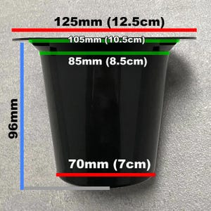 Puede incluir: Taza de pl&aacute;stico negro con medidas en cent&iacute;metros. La taza tiene 96 mm de alto, 12,5 cm de ancho en la parte superior, 10,5 cm de ancho en el borde, 8,5 cm de ancho en la base y 7 cm de ancho en la parte inferior.