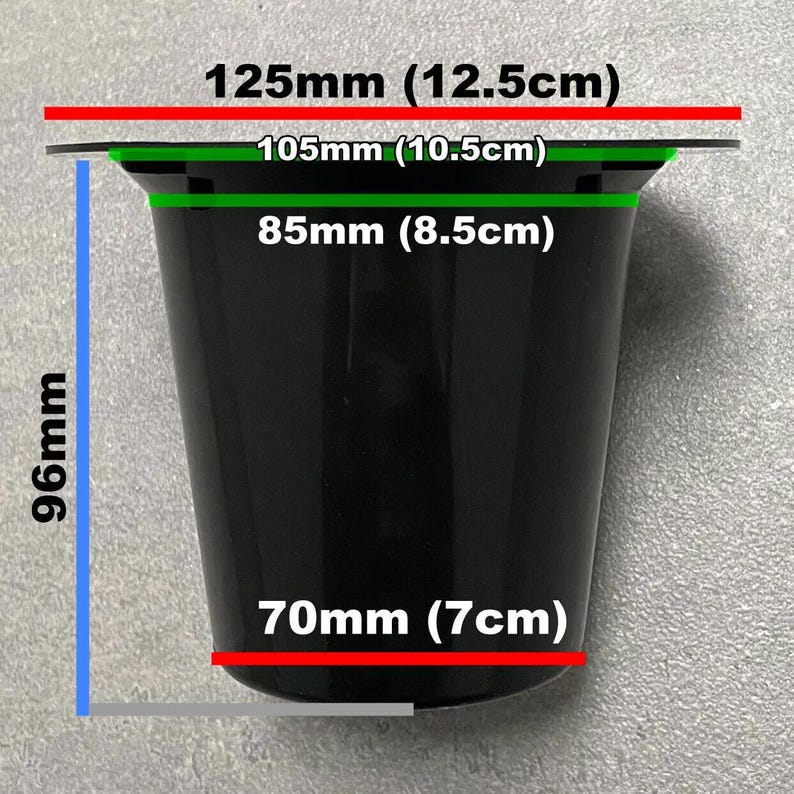 Puede incluir: Taza de pl&aacute;stico negro con medidas en cent&iacute;metros. La taza tiene 96 mm de alto, 12,5 cm de ancho en la parte superior, 10,5 cm de ancho en el borde, 8,5 cm de ancho en la base y 7 cm de ancho en la parte inferior.