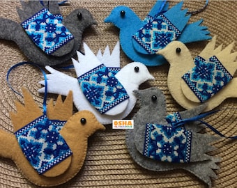 Adornos navideños de pájaros de fieltro azul y blanco en 6 colores, decoración popular ucraniana para el hogar, idea de regalo de Navidad hecha a mano, adorno navideño de pájaro azul