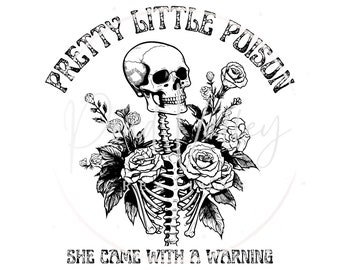 Puede incluir: Ilustración en blanco y negro de un esqueleto con una cabeza de calavera rodeada de rosas. El texto "Pretty Little Poison" está escrito en un círculo alrededor del esqueleto y las rosas. El texto "She came with a warning" está escrito debajo del esqueleto.