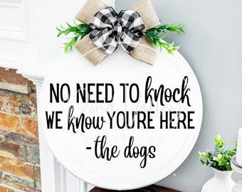 Non c'è bisogno di bussare, sappiamo che sei qui. I cani I dog mom / divertente / cartello per porta / appendino rotondo per porta / cartello da fattoria / ciao / svg / png / jpg