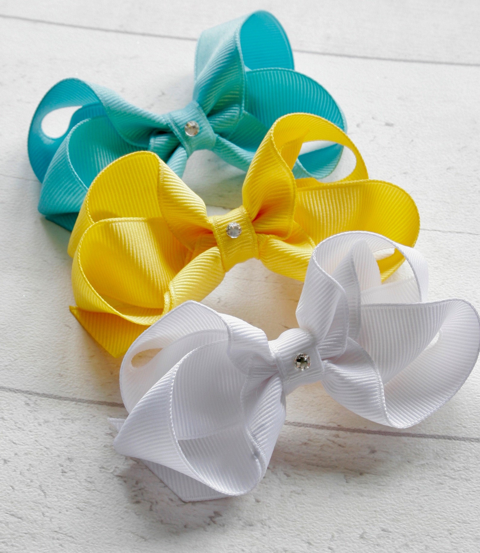 Ensemble de trois arcs de cheveux bleu vif jaune et blanc Ensemble de trois arcs de cheveux bleu vif jaune et blanc