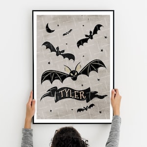 Impresión personalizada con nombre de niño, póster de murciélagos espeluznantes, impresión de guardería espeluznante, murciélagos de Halloween, arte imprimible para guardería, descarga digital personalizada