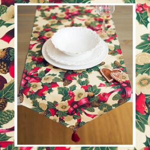 Beige Weihnachts-Tischläufer mit Quasten | Grün & Rot Blumendruck | Festliche Tischdecke | Urlaub Esszimmer Dekor | Eleganter weihnachtlicher Akzent