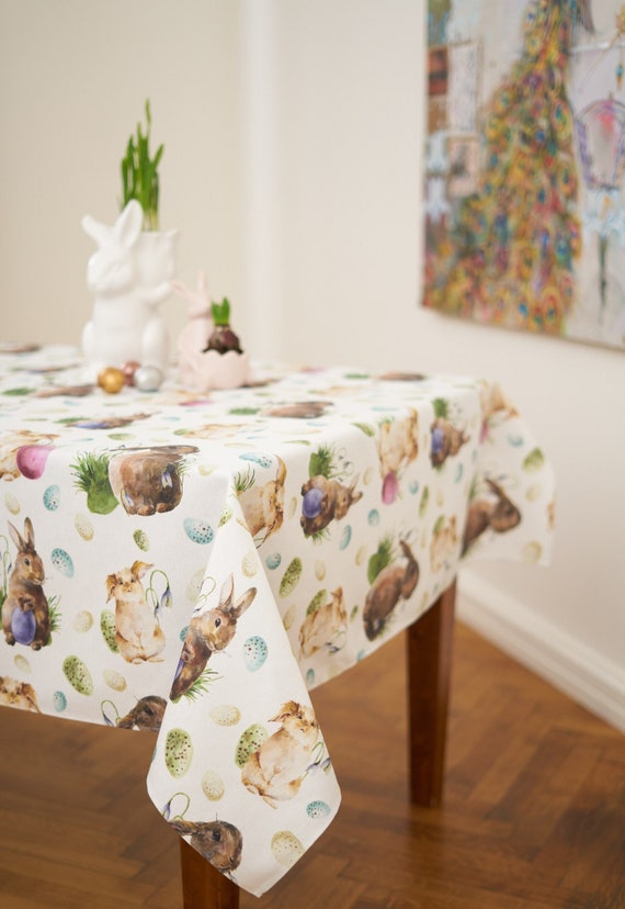 Nappe de Pâques fleurie, Lapins et tasses, centrée sur fond beige, carrée  100x100 cm, polycoton jacquard