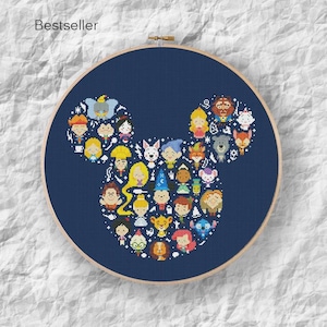 Może przedstawiać: Haft krzyżykowy przedstawiający postacie Disneya w kształcie głowy Myszki Miki. Wzór znajduje się na granatowej tkaninie w drewnianym tamborku. Widoczne jest słowo "Bestseller". Haft przedstawia różnorodne postacie.