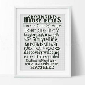 Könnte beinhalten: Ein gerahmter Druck mit dem Text "Grandparents House Rules" in schwarzer Kreuzstichschrift. Die Regeln beinhalten "Kitchen Open 24 Hours", "dessert comes first" und "sleepovers welcome". Der Druck befindet sich in einem weißen Rahmen.