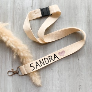 Personalisiertes Schlüsselband mit Name und Herz | aus Baumwolle mit Clipverschluss | Geschenk | Individuell