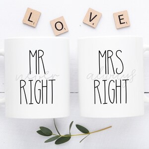 Peut inclure: Deux tasses en céramique blanche avec du texte noir. La tasse de gauche dit "Mr. never right" et la tasse de droite dit "Mrs. always right".