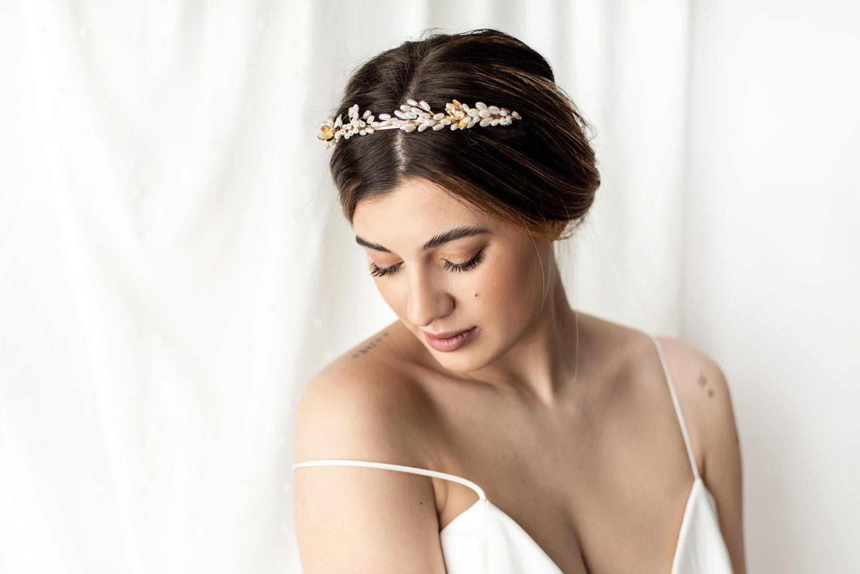 Bella Ragazza Con La Corona Dei Fiori Capelli Ricci Lungamente Permed