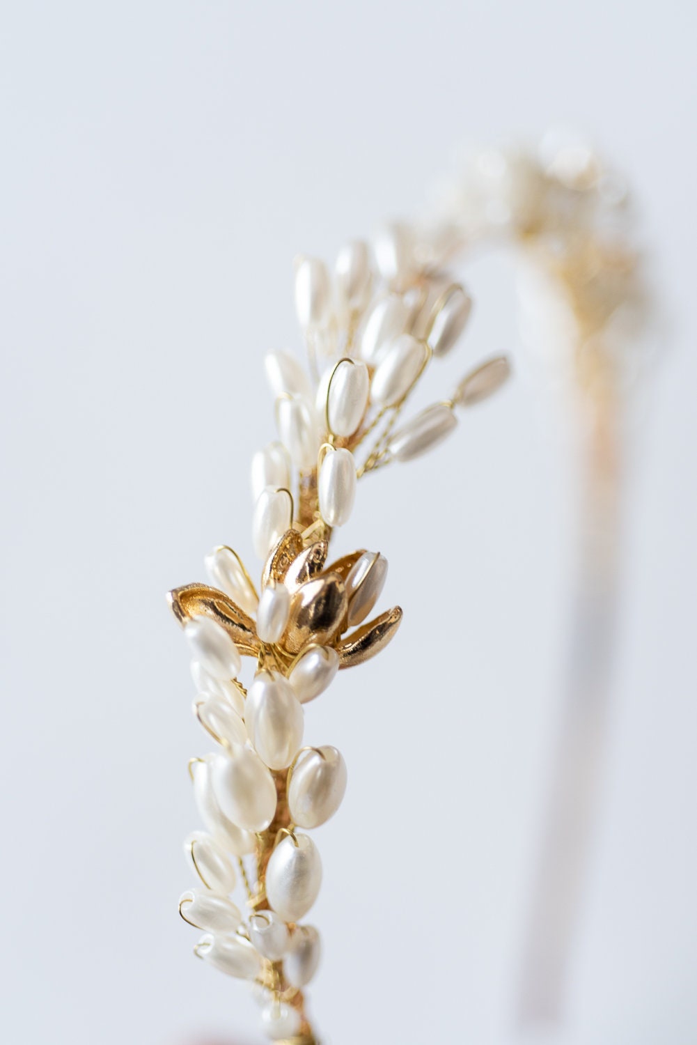 SUSSURRO Fascia per capelli da ragazza con fiori, rampicanti, con perle dorate, corona di fiori per feste serali, accessori per capelli da principessa con cristalli