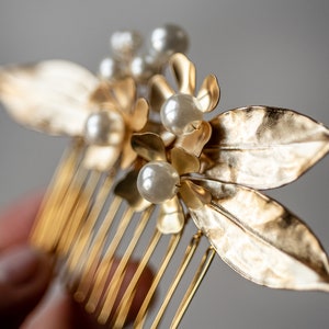 Gold leaves and flowers bridal decorative hair comb, Wedding hair jewelry image 9