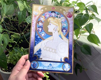 Puede incluir: Una ilustración de acuarela de una mujer con cabello largo y rubio que lleva un vestido blanco y una corona. Está rodeada por un círculo de otros personajes, incluyendo un gato y una luna creciente. El fondo es un cielo azul y morado con estrellas.