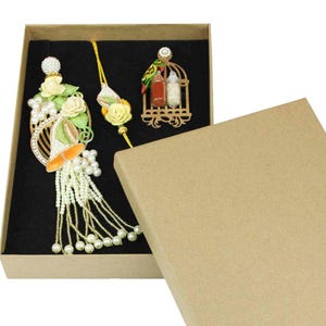 Single Raksha Bandhan Rakhi for Brother Bhaiya with 1 Card and Envelope 1 Notetag Supplied in a Kraft Box