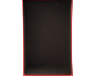 Emartbuy Lusso Rigido Scatola Regalo a Forma di Rettangolo, 34 cm x 23 cm x 8 cm, Scatola Rossa Lampone Con Coperchio, Interno Stampato e Nastro Decorativo in Raso Rosso Oro