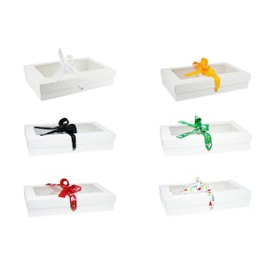 Paquete de 12 cajas rectangulares blancas de papel kraft con tapa transparente y cinta de satén de varios colores para cumpleaños, aniversarios y cualquier celebración.