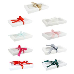 Pacote com 12 caixas retangulares brancas de papel kraft com tampa transparente, fitas de cetim coloridas para presente de aniversário, aniversário ou qualquer comemoração