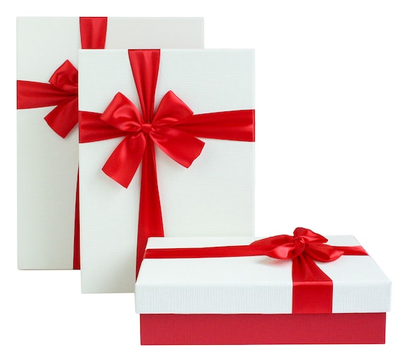 Set di 3 scatole regalo rigide, scatola rossa strutturata con coperchio  bianco, nastro decorativo in raso rosso e carta triturata da 200 g -   Italia