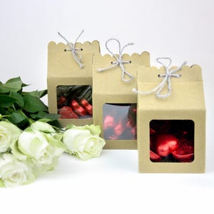Bolsa de regalo Kraft marrón vertical de 8 x 8 x 14 cm con ventana transparente y cordel para chocolates, dulces, cumpleaños, aniversarios y cualquier celebración.