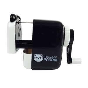 Pode incluir: Um apontador de l&aacute;pis de panda preto e branco com uma manivela. O apontador tem uma janela de pl&aacute;stico transparente para ver as lascas de l&aacute;pis. O apontador tem o texto "I am a cute panda!" no lado.