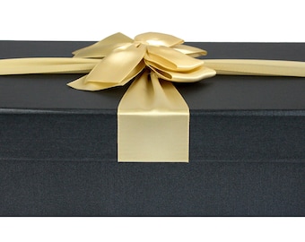 33,5 x 25 x 11,5 cm, scatola nera con coperchio e nastro di raso dorato con carta triturata