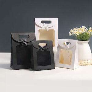 Busta regalo stand up in carta resistente, busta Kraft marrone, bianca e nera con finestra trasparente e fiocco, confezione da 12, 24 e 96